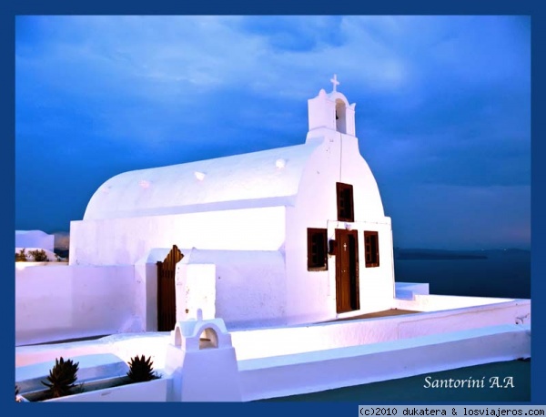 Iglesia iluminada.
Es una de  las tipicas iglesia de Santorini.
