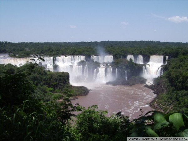Cataratas de Iguazú
Desde Brasil se ve su magnitud y esplendor y por Argentina se siente y se vive.
