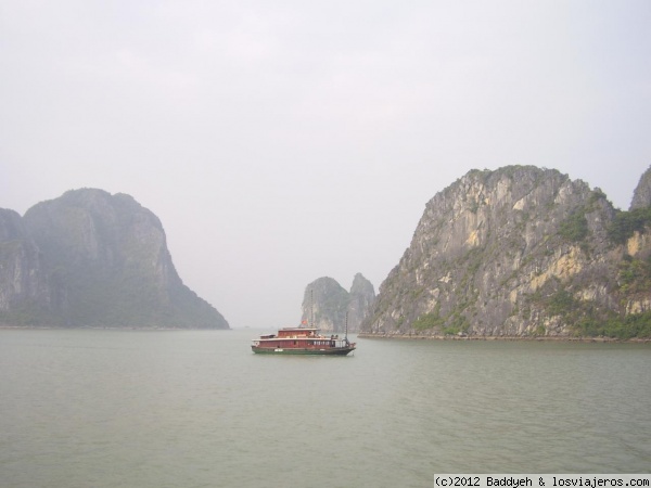 Bahía de Halong
Formaciones rocosas y barco en la Bahía de Halong
