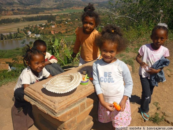 niñas en Fianarantsoa
las calles están llenas de niños, todos jugando
