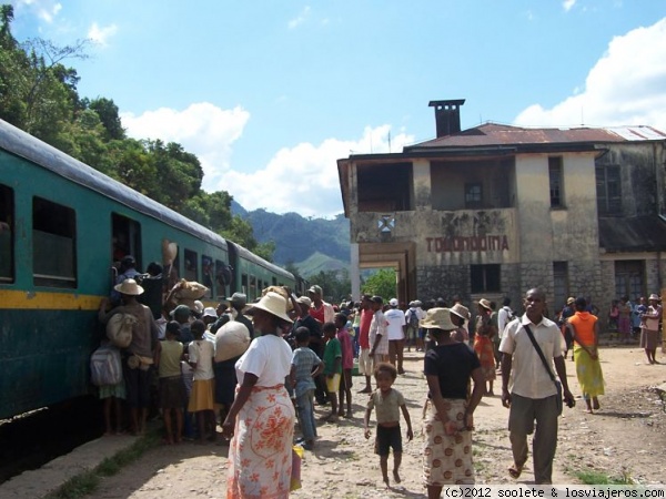 Una de las estaciones del tren -Manakara a Fianarantsoa-
Los Malgaches dicen que es el tren de alta velocidad francés, el TGV (Train à Grande Vibration) o también TGL (Train à Grande Lenteur).
