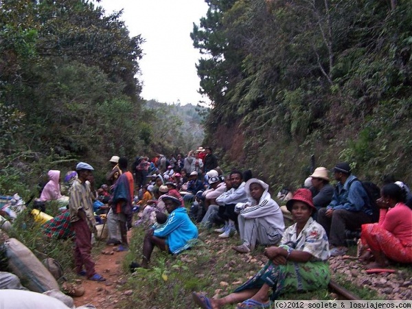 El tren ha descarrilado...trayecto desde Manakara a Fianarantsoa
esperando a que nos vengan a recoger y faltaba media hora para anochecer, estas cosas ocurren a menudo por aquí.
