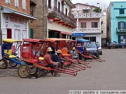 Parada de pousse pousse en Antsirabe
Conductores de pousse pousse al lado del mercado
