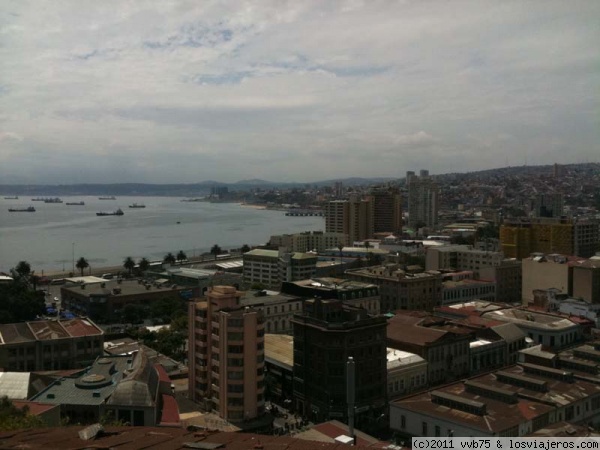 Vistas de la Bahía de Valparaíso desde Cerro Cárcel
Valparaíso, puerto principal de Chile, casa de poetas como Pablo Neruda, se caracteriza por sus casa encumbradas en los cerros, a punto de caer, su maravillosa bahía y su festival pirotécnico de Año NUevo
