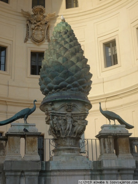 Patio de la piña
Los pavos reales situados en el Patio de la Piña del Vaticano
