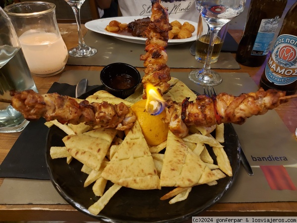 PLATO DE SOUVLAKI EN EL RESTAURANTE BANDIERA DE ATENAS
SOUVLAKI Y STIFADO DEGUSTADOS EN BANDIERA

