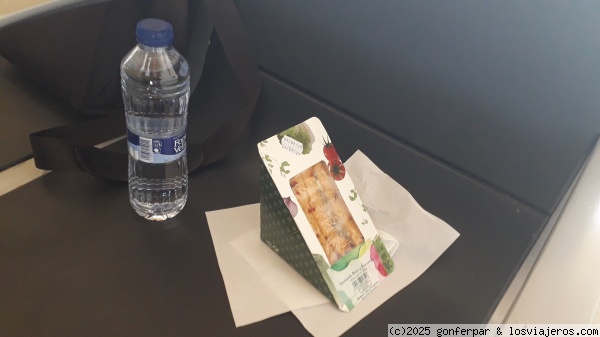 SNACK OFRECIDO POR IBERIA POR EL RETRASO DEL VUELO
COMIDA EN EL AEROPUERTO EN COMPENSACIÓN POR EL RETRASO DEL VUELO
