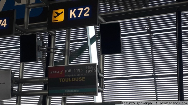 NUEVA HORA DE EMBARQUE DEL VUELO A TOULOUSE
PANEL INFORMATIVO CON LOS DATOS DEL EMBARQUE EN EL VUELO RETRASADO
