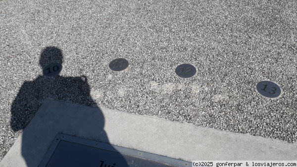 SERVIDOR HACIENDO DE MANILLA DE RELOJ DE SOL
MUESTRA DE RELOJ SOLAR EN LA CITÉ DE L´ESPACE
