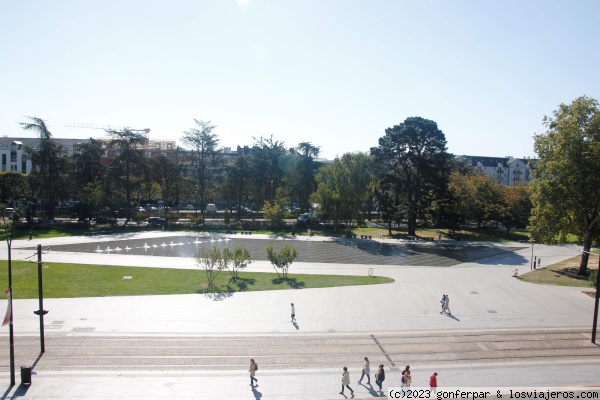 LAMINA DE AGUA FRENTE AL CASTILLO DE NANTES
Superficie de agua vista desde las murallas del Castillo, situada frente al mismo y con la idea de que éste se refleje en aquélla.
