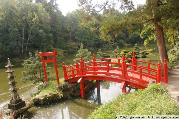 PUENTE ROJO EN EL PARQUE ORIENTAL DE MAULEVRIER
Puente japonés del parque.
