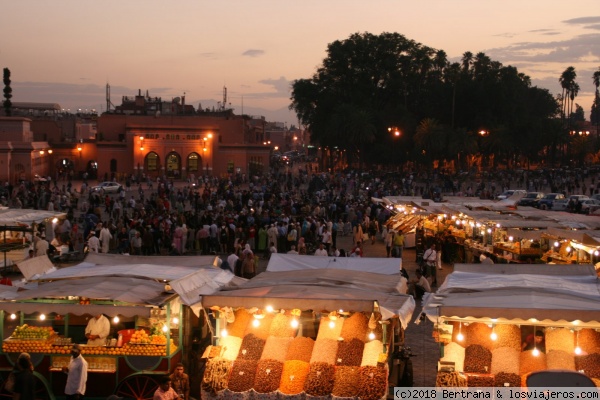 Djema el Fna 7
Pero nosotros buscamos la plaza, y simulando que sabemos dónde vamos, con paso seguro, nos perdemos una y otra vez por las callejuelas, hasta que, ya perdidos del todo, llegamos, de forma irremisible, allí donde desembocan finalmente todas las calles. La gran plaza de Marrakech. Djema el Fna.
