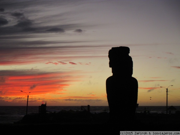 disfrutando el atardecer con un Moai
Un atardecer en Isla de Pascua, (en Hanga Roa)
