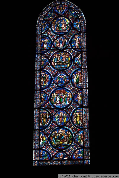 vidriera de la Asunción. Chartres
La catedral de Chartres está dedicada a la Asunción de Nuestra Señora, que se representa en este vitral. Fué donada por el gremio de zapateros y podemos ver en las esquinas inferiores a los zapateros donadores. En los medallones grandes se puede ver la muerte de Ntra. Sra., a los apóstoles velando,
