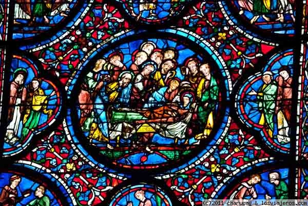 Vitral de la Ascensión, detalle. Chartres
Aquí podemos ver a la Virgen fallecida y a los apóstoles alrededor. Figaros en la composición de la escena, con los apóstoles formando grupos, una imagen llena de movimiento, propia del estilo gótico.
