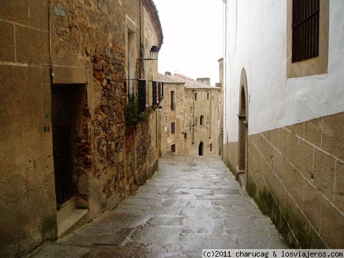 caceres bajo la lluvia
calle típica de cáceres en día de lluvia
