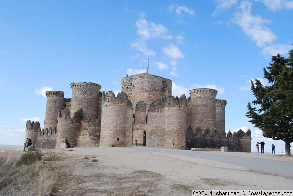 Castillo de Belmonte
Uno de los castillo mas bellos de España y con una larga historia detrás. Muy biuen conservado el exterior y el interior guarda unos magníficos artesonados y muy bellos muebles de época
