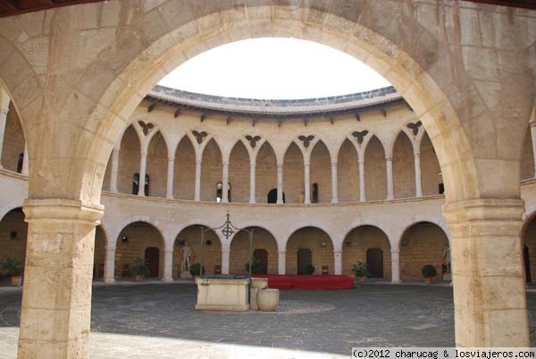 Castillo de Bellver, patio
Vista del patio de armas del Castillo de Bellver. Curioso castillo de planta circular y de estilo gótico.
