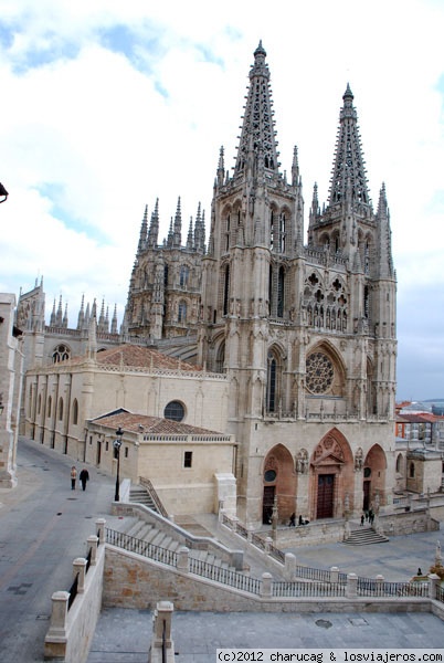 Catedral de Burgos
Esta imagen está tomada desde nuestra ventana del hotel. Por la mañana lo primero era abrir las contraventanas y admirar la catedral. De noche todavía mejor pues se ve la catedral iluminada. Todo un gozo
Se ve la fachada principal o de SAnta María.
