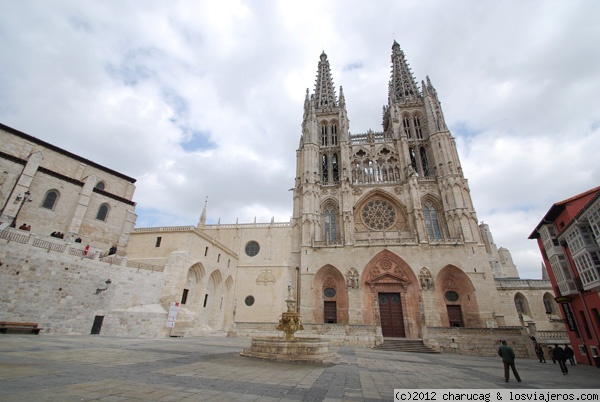 Catedral de Burgos, Puerta de Santa María
Vista de frente de esta preciosa catedral. A la izquierda asoma la Iglesia de San Nicolas
