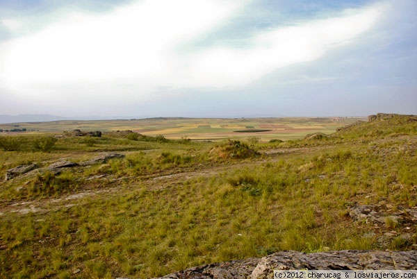 Cerro del Castillo
En el pueblo segoviano de Domingo García se encuentra este cerro que nunca albergó castillo alguno pero que se guarda un tesoro entre sus piedras: una magnífica colección de petroglifos cuya datación va desde el paleolítico hasta la Edad Media,
