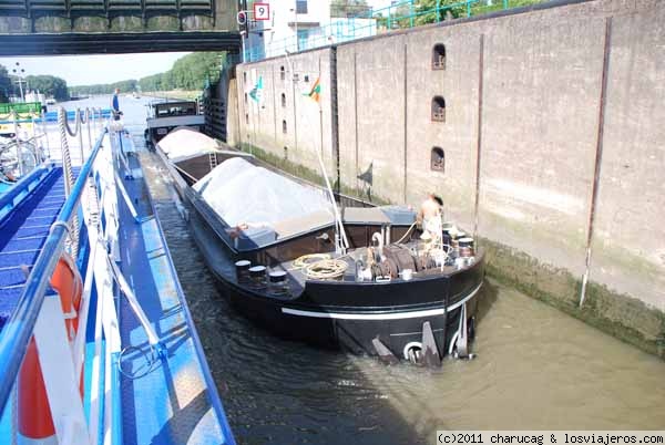 Pasando la esclusa
Dos barcos a la vez caben en el canal, pero justitos, justitos.
