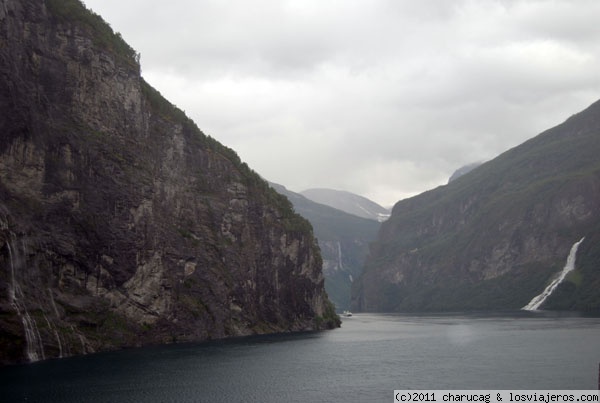 El mar se adentra entre los farallones
Todo el paisaje que se divisa en los cruceros es así de hermoso
