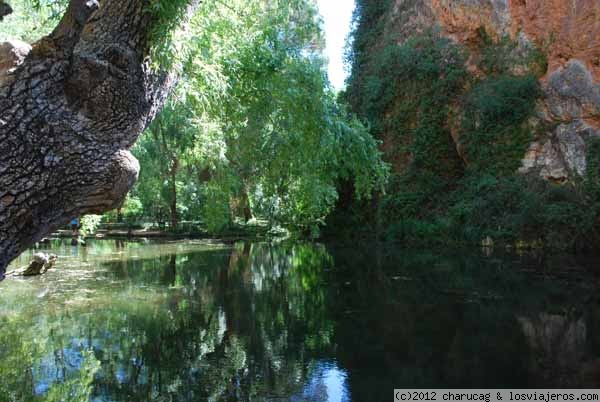 Monasterio de Piedra, Lago Espejo
El Monasterio de Piedra se encuentra en Zaragoza, en el pueblo de Nuévalos y en su conjunto pueden verse los restos de un Monasterio Cisterciense del siglo XII y un Parque Natural con varias cascadas formadas por el rio Piedra. Aquí se ve una imagen del llamado Lago del Espejo
