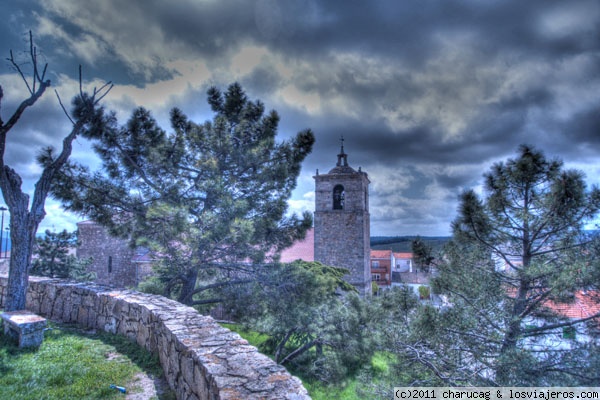 Iglesia de Las Navas del Marqués
Vista de la iglesia desde el Castillo. La verdad es que la iglesia no es gran cosa, pero desde el castillo hay una vista muy bonita
