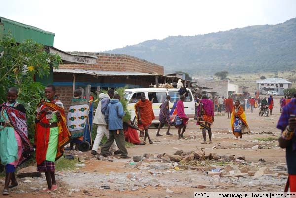 Mercado masai
Esta es una vista de la calle de atras, en donde se ponen los puestos ambulantes. El mercado en este pueblo se celebra los martes y a él acuden gentes de todos los poblados cercanos, cercano quiere decir a unas 3 horas a pie, la mayor parte de la gente acude andando.
