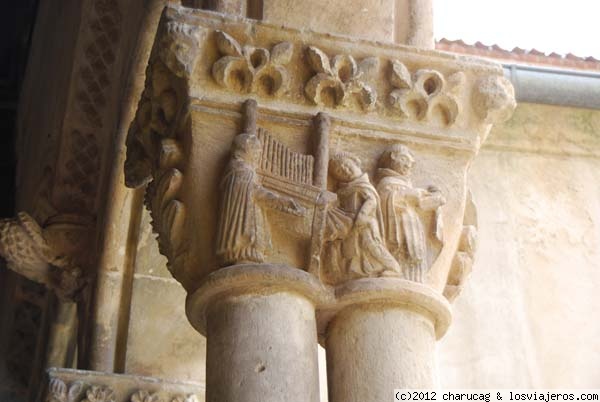 Capitel en el Monasterio de Santa María la Real de Nieva
El monasterio es de estilo gótico primitivo y se encuentra en la provincia de Segovia.
En este capitel está representado el clero en una actividad que les es propia: están tejiendo mediante un telar
