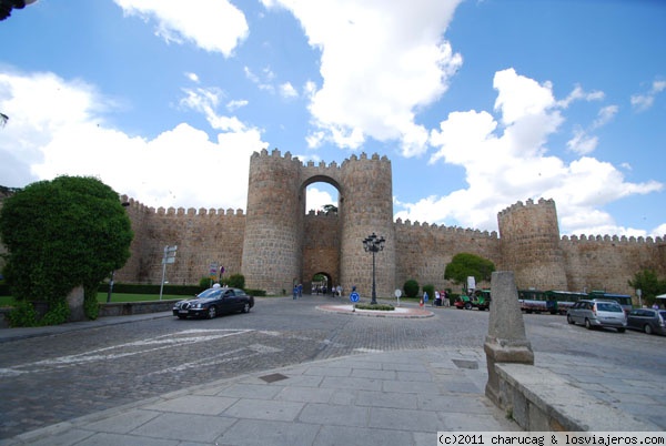 Murallas de Ávila
Puerta de San Vicente. Puerta original de la muralla románica de Ávila. Se encuentra en la plaza de San Vicente y junto a la iglesia del mismo nombre.
