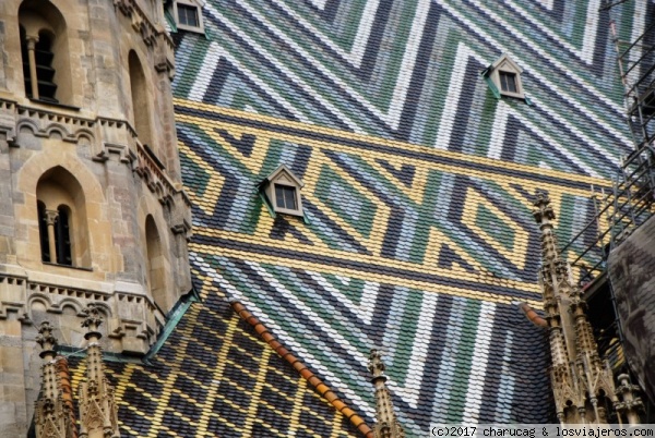 Viena, Tejado de la Catedral.
Precioso el tejado de esta catedral con su juego de azulejos
