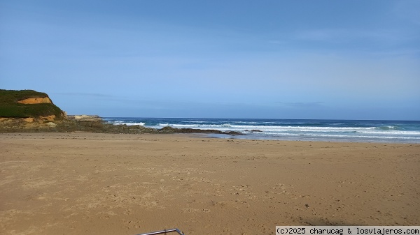Playa de Serantes
Ubicada en el occidente asturiano es una bonita playa con fácil acceso y parking  con duchas, baños y chiringuito abierto en verano,
Esta playa posee unas pequeñas cuevas accesibles en  marea baja que hacen que el paseo sea muy agradable.
La playa de Serantes conecta, en marea baja, con la playa de Mixota que es nudista.
