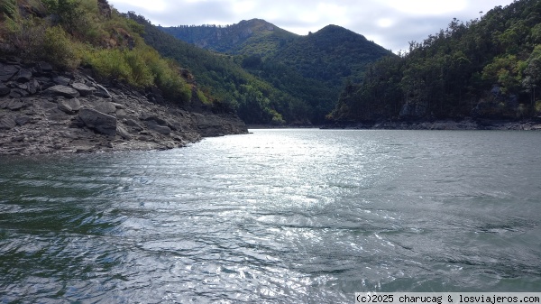 Río Navia. Asturias
Actualmente existe la posibilidad de dar un paseo en barco por la Presa de Doria, en el Navia. En algunos momentos el paisaje recuerda al de los fiordos. Una forma diferente de pasar una mañana.

