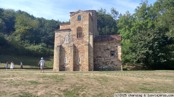 San Miguel de Lillo. Oviedo.
Una sólida arquitectura sustenta esta preciosa iglesia, uno de los pocos edificios prerrománicos que se conservan en España.
