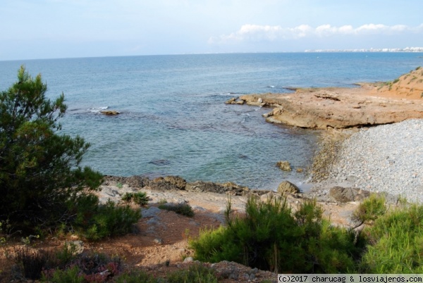 Cala, Benicasim. Castellón
Siguiendo la Ruta Verde entre Benicasim y Oropesa se encuentran algunas calas recoletas aptas para hacer nudismo.
