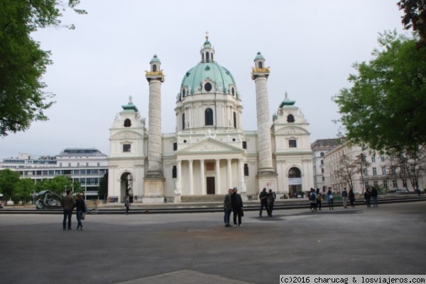 Karlkirschen. Iglesia de San Carlos Borromeo. Viena. Austria
El ejemplo de todos los libros de texto sobre arquitectura barroca. Impresionante en su belleza y su simetría. Admirable por fuera y por dentro.
