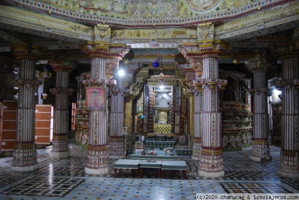 Templo jainista de Bhandasar. Bikaner, India
Una imagen del interior del templo totalmente cubierto de pinturas y con sus esculturas también policromadas, una preciosidad.

