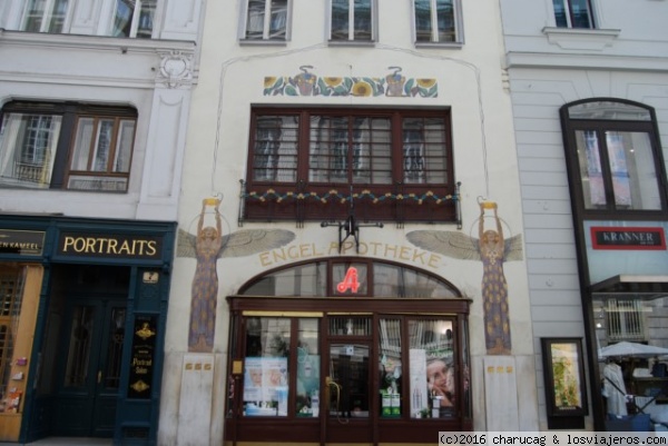 Farmacia. Austria, Viena
El modernismo está presente por toda Viena en donde todavía se conservan locales comerciales con su decoración primitiva, como esta farmacia.
