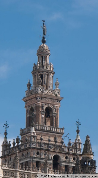 Giraldillo
Esto es el añadido barroco a la antigua torre mudejar de la Giralda
