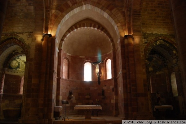 Monasterio de Santa María de Mave. Palencia.
Interior de la iglesia de Santa María con una vista de los ábsides. Los laterales conservan pinturas de una época posterior al románico.
