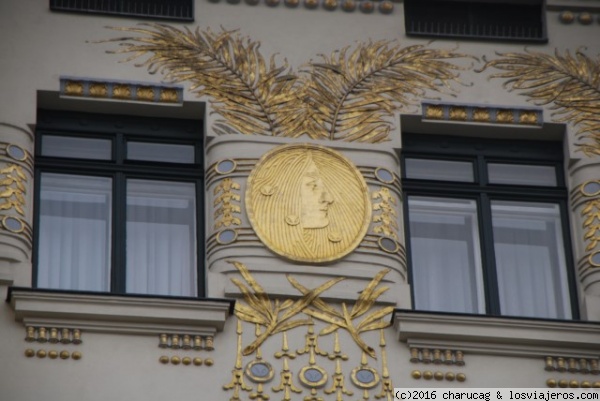 Musenhaus, Viena Austria
Este edificio modernista situado en pleno corazón de Viena nos ofrece detalles de tanta belleza como este medallón representado a una de las musas.
