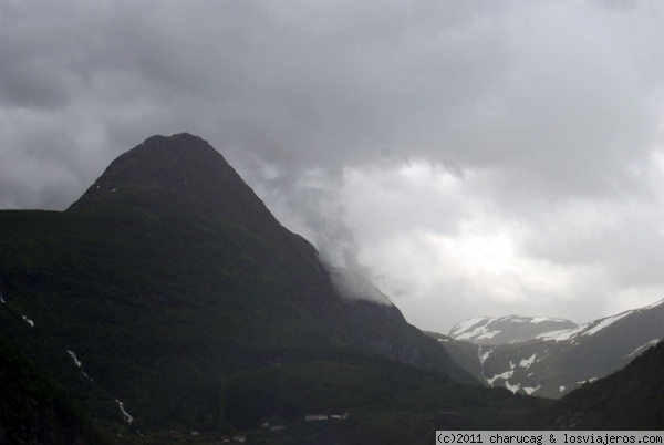 Nieve y Nubes
En lo alto de Darsniva puede verse esta paisaje maravilloso, en pleno verano necesitas un buen abrigo. Lago, Nieve, Nubes, Bosque, todo en un mismo lugar
