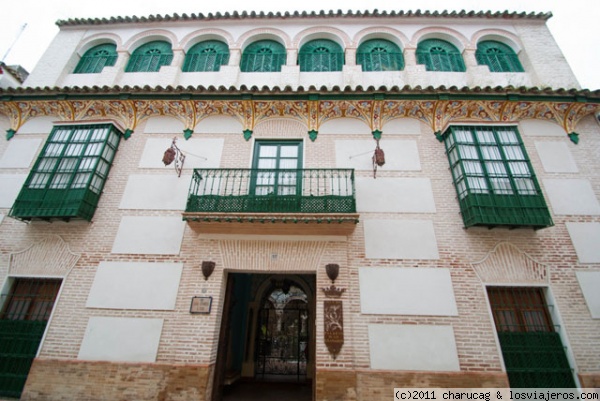 Palacio barroco en Ecija
Ecija es una preciosa ciudad llena de torres y palacios, todos barrocos, este es un ejemplo. Me llamaron la atención las pinturas bajo el alero
