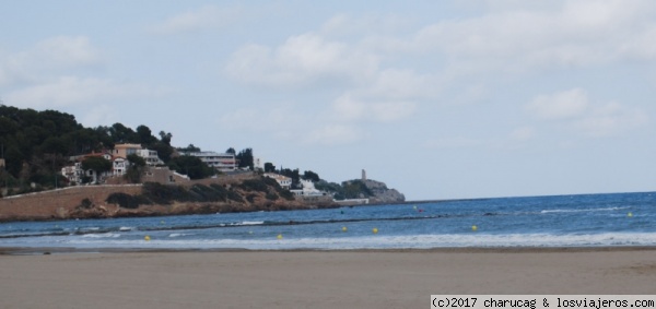 Playa y torre de la Colomera, Benicasim. Castellón.
La costa de Castellón está jalonada de torres vigías para protegerse de los piratas. La torre de la Colomera es una de estas pequeñas torres.
