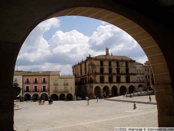 Plaza de Trujillo
Amparados en la sombra que daban los soportales se contempla esta vista de la plaza de Trujillo
