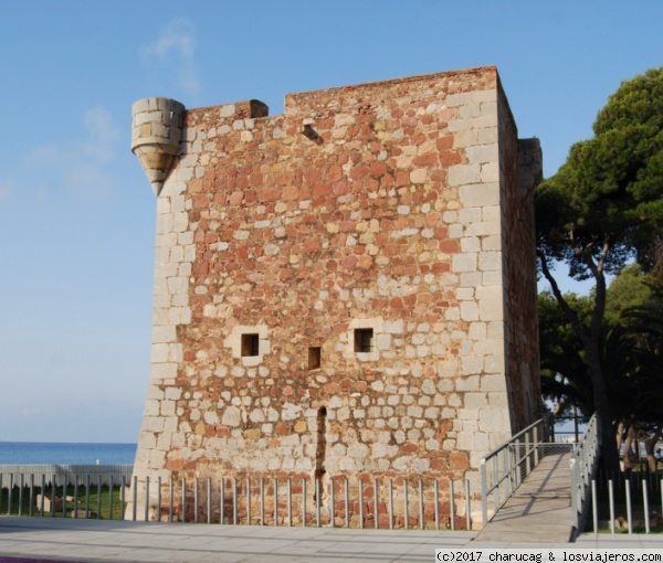 Torre de San Vicente, Benicasim. Castellón.
Otra de las torres vigías de la costa castellonense. Esta se encuentra en la playa de Benicásim y da nombre a una de las playas, Playa de San Vicente.
