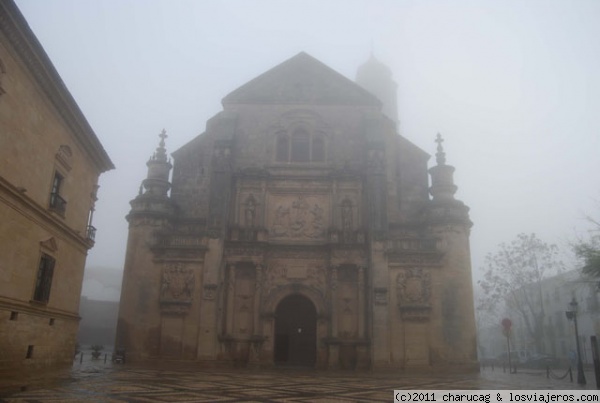 Úbeda bajo la niebla
Aunque parezca mentira en Andalucía tambien llueve y cae la niebla.
Así de fantasmagórica se veía esta iglesia barroca junto al Parador.
Sin niebla es impresionante
