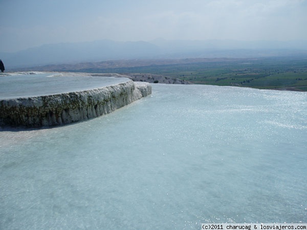 Piscinas de Pamukale
Estas piscinas se surten de agua altamente mineralizada que van dejando este sedimento blanco tan caraterístico.
